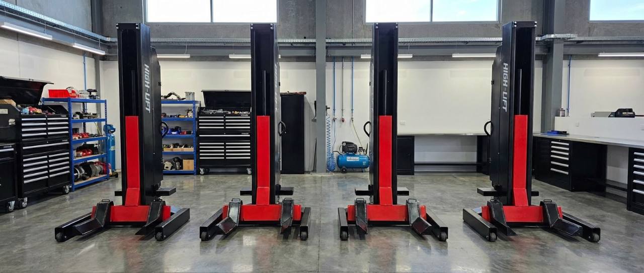 Four mobile column hoists in workshop